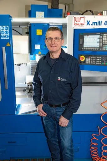 Markus Kaletka, Geschäftsführer, vor einer Fräsmaschine